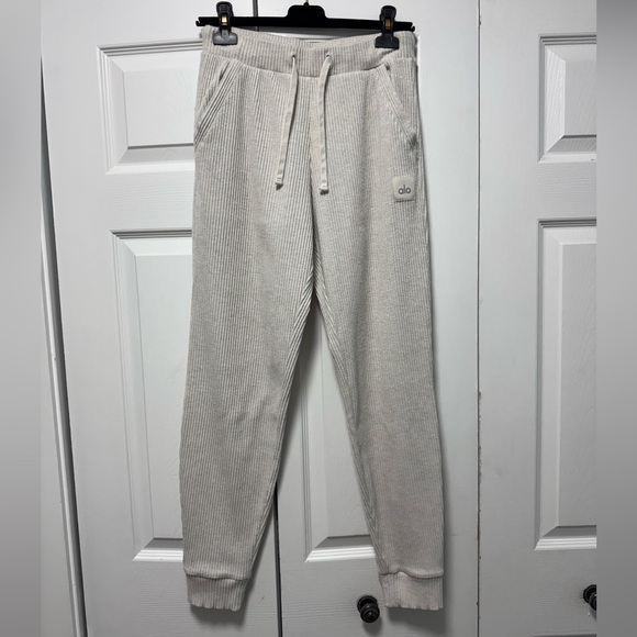 ALO Yoga Pants - ALO Yoga Light Gray Ribbed jogging pants